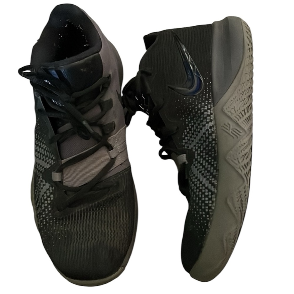 Nike Kyrie Flytrap gunsmoke basketball sneakers